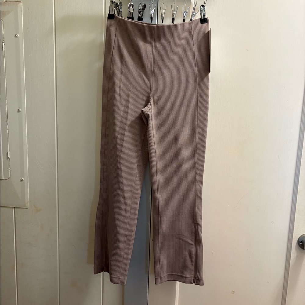 NWT Lululemon Ribbed Softstreme Zip Leg HR Crop 25”
